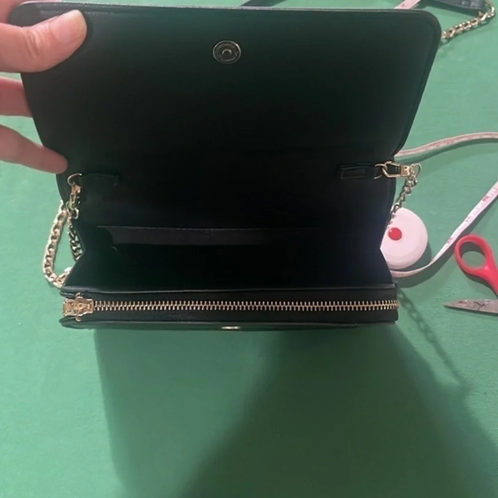 Bebe Ladies Shoukder Purse With Plenty Of‎ Pockets Like New Condition